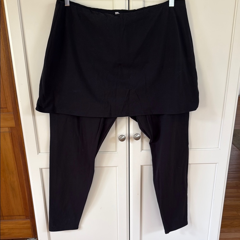 Black Skirted Leggings, legacy size 2X. Never worn. Great quality